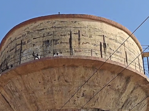 खाताधारकों ने रुपए वापस नहीं मिलने तक टंकी से नीचे नहीं उतरने की चेतावनी दी है।