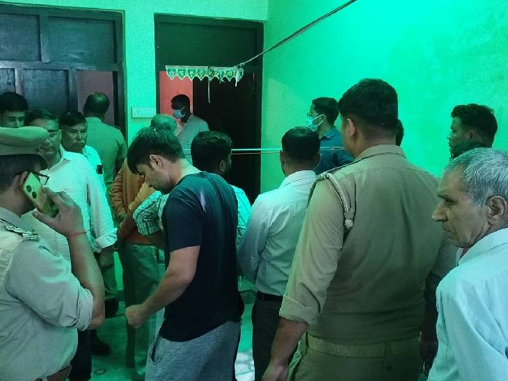 सुसाइड की सूचना पर पुलिस टीम कमरे में जांच करनी पहुंची।