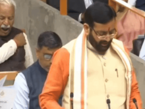 सीएम ने बजट पेश करते हुए अपना भाषण शुरू किया तो इसके मात्र आधे घंटे में ही यमुनानगर से विधायक घनश्याम अरोड़ा उबासी लेने लगे। उन्होंने शुरुआती आधे घंटे के बीच ही 5 बार उबासी ली।