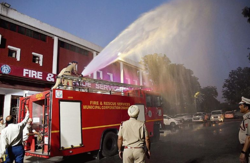 दमकल विभाग कर्मी।