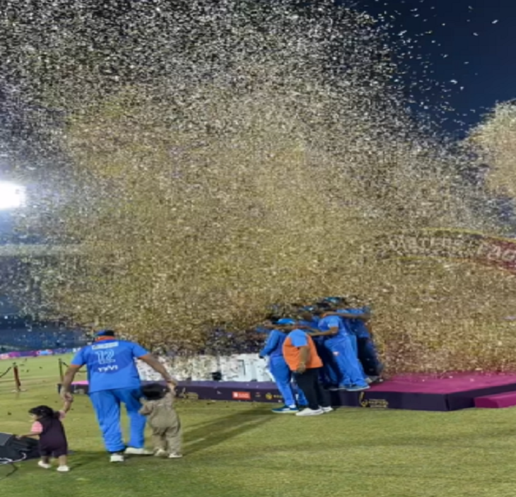 जीत का जश्न सेलिब्रेट करती हुए इंडिया मास्टर्स की टीम।