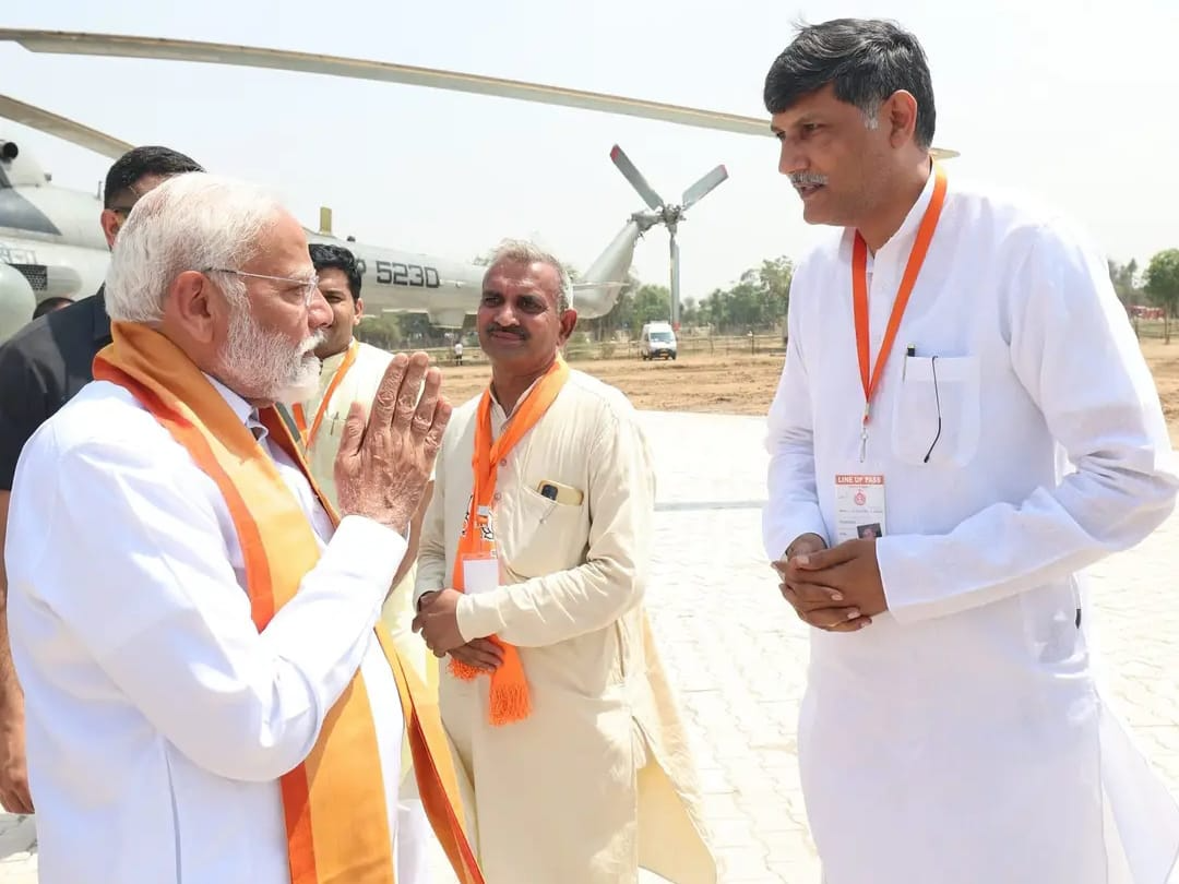 प्रधानमंत्री नरेंद्र मोदी के साथ नजर आ रहे वीरेंद्र कौशिक को भिवानी का जिला अध्यक्ष बनाया गया है। - Dainik Bhaskar