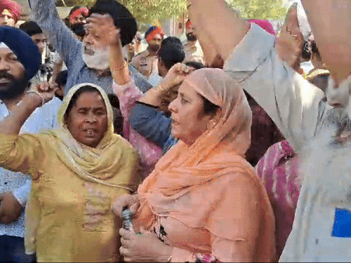 विरोध प्रदर्शन करते दंगा पीड़ित