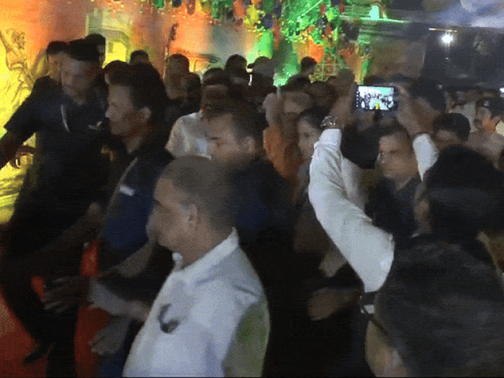 भोपाल के लेक व्यू अशोका होटल के ओपन थिएटर में छावा मूवी देखने पहुंचे मुख्यमंत्री।