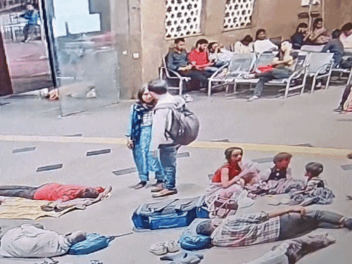 बच्चे को अकेला देख दंपति ने रेकी की। आपस में बात की।