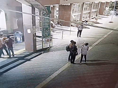 महिला ने बच्चे को अपने पास बुलाया और गोद में उठाकर चल दी।