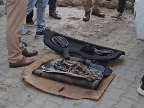 ਕਾਰ ਜਿਸ ਵਿਚ ਟੀਮ ਨੇ ਪੁੱਤਰ ਨੂੰ ਮਰੇ ਹੋਏ ਸਰੀਰਾਂ ਨਾਲ ਬੰਦ ਕਰ ਦਿੱਤਾ.