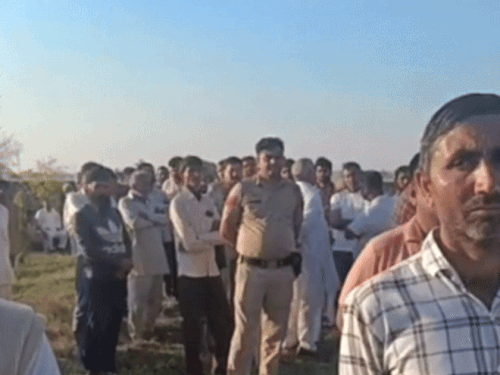 'ਤੇ ਮਹਿਲਾ ਸਭਿਆਚਾਰ ਵਿਚ ਪੁਲਿਸ ਅਤੇ ਪਿੰਡ ਵਾਸੀਆਂ ਮੌਜੂਦ ਸਨ.