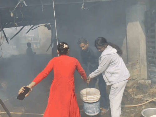 ਲੋਕ ਅੱਗ ਨੂੰ ਕਾਬੂ ਕਰਨ ਦੀ ਕੋਸ਼ਿਸ਼ ਕਰ ਰਹੇ ਹਨ.