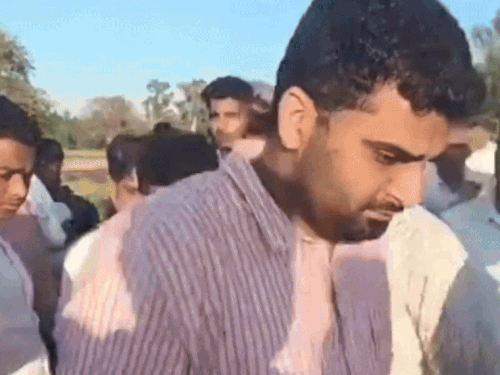 ਪਿੰਡ ਦੇ ਵੱਛੇ ਦੀ ਰਸਮ ਵਿਚ ਮੌਜੂਦ ਪਿੰਡ ਵਾਸਤੇ ਮੌਜੂਦ ਸਨ.