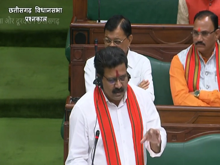 गृहमंत्री ने चंद्राकर का जवाब देते हुए कहा कि अब मेरा और इनका आधा घंटा फिक्स है, बाकी के सवाल वाले रिलैक्स हो गए।