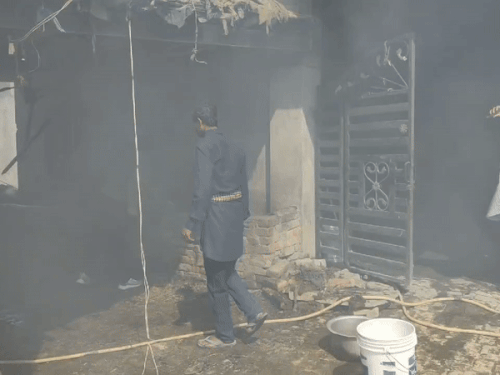 ਅੱਗ ਲੱਗਣ ਤੋਂ ਬਾਅਦ ਪਾਣੀ ਡੋਲ੍ਹ ਕੇ ਲੋਕ ਅੱਗ ਤੇ ਬੁਝ ਜਾਂਦੇ ਹਨ.