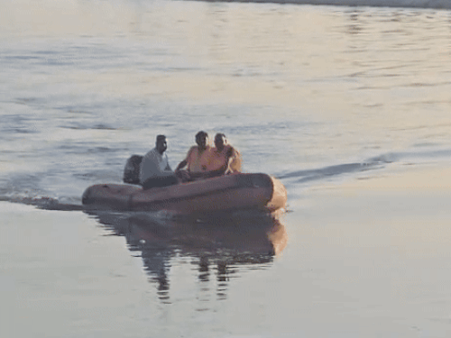 ਨਹਿਰ ਵਿਚ ਛੱਤਾ ਦਾ ਪਤਾ ਲਗਾਉਣ ਵਾਲੀ ਟੀਮ.