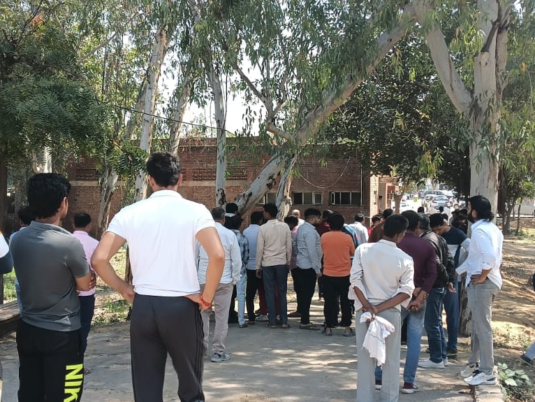 मोर्चरी के बाहर इंतजार करते परिजन।