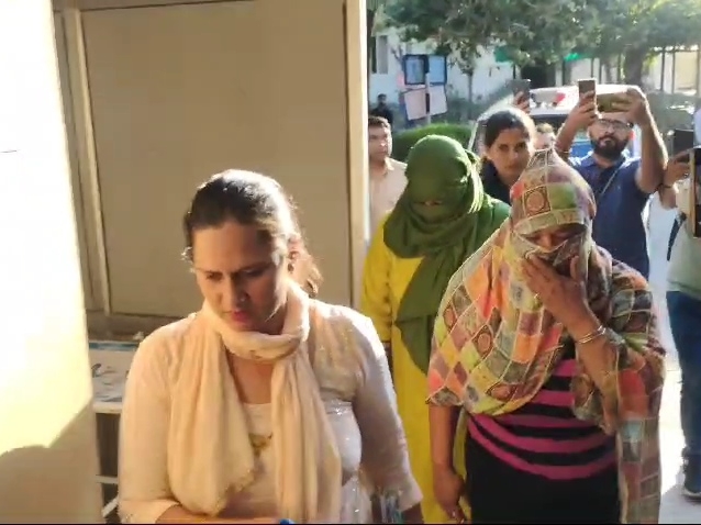 गिरफ्तार महिलाओं को लेकर जाते पुलिस कर्मचारी।