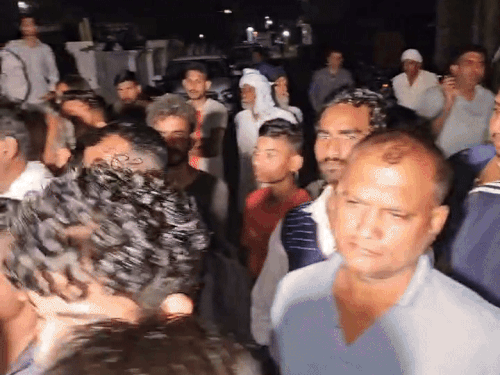 ਰਾਤ ਨੂੰ ਪਿੰਡ ਵਿਚ ਪਿੰਡ ਕਮਲਪੁਰ ਵਿੱਚ ਪਿੰਡ ਵਾਸੀ ਮ੍ਰਿਤਕ ਦੇਲ ਜੋੜੇ ਦੇ ਘਰ ਦੇ ਬਾਹਰ ਇਕੱਠੇ ਹੋਏ.