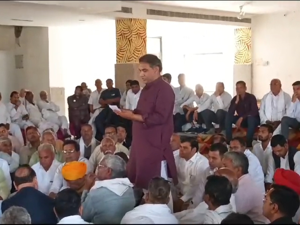 ਮੀਟਿੰਗ ਵਿੱਚ ਪ੍ਰਿੰਸੀਪਲ ਸੰਬੋਧਿਤ.
