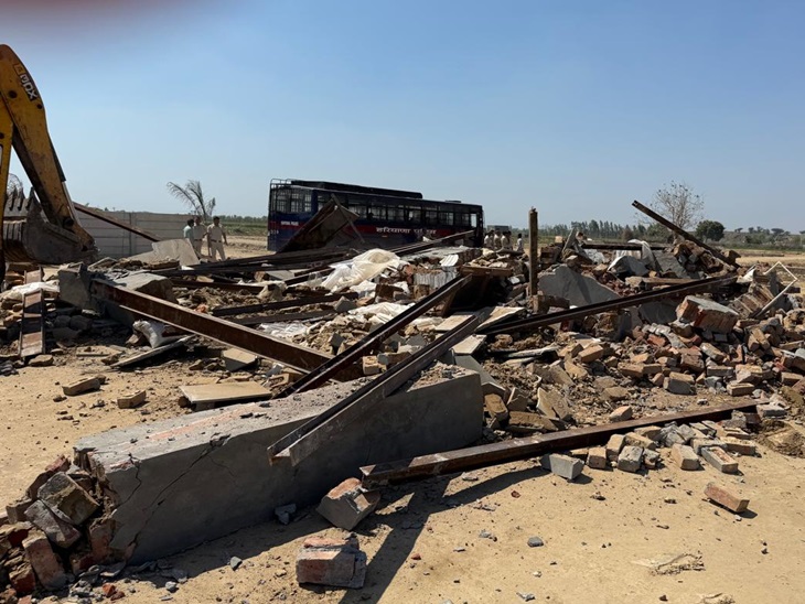 ਬਲੀਡੋਜ਼ਰ ਗੈਰਕਾਨੂੰਨੀ ਨਿਰਮਾਣ ਨੂੰ ਤੋੜ ਰਹੇ ਸਨ.