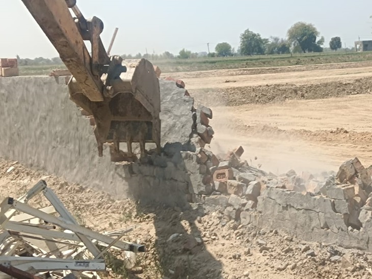 ਗੈਰਕਾਨੂੰਨੀ ਨਿਰਮਾਣ ਦੀ ਕੰਧ ਨੂੰ ਤੋੜਨਾ jcb