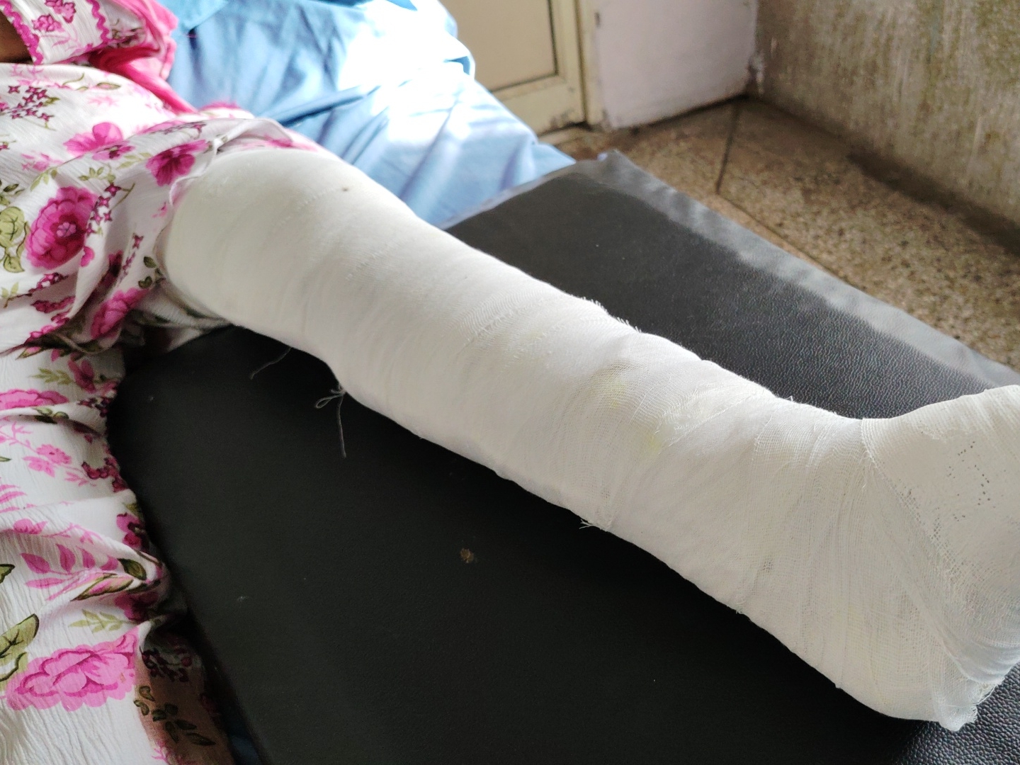 ਵਿਦਿਆਰਥੀ ਗੁਰਮੀਤ ਕੌਰ ਹਸਪਤਾਲ ਵਿੱਚ ਸੱਟਾਂ ਦਿਖਾਉਂਦੇ ਹਨ.