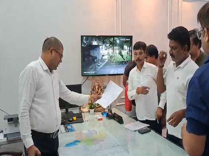 पार्षद लालचंद वर्मा को निगम आयुक्त ने दी नोटिस - Dainik Bhaskar