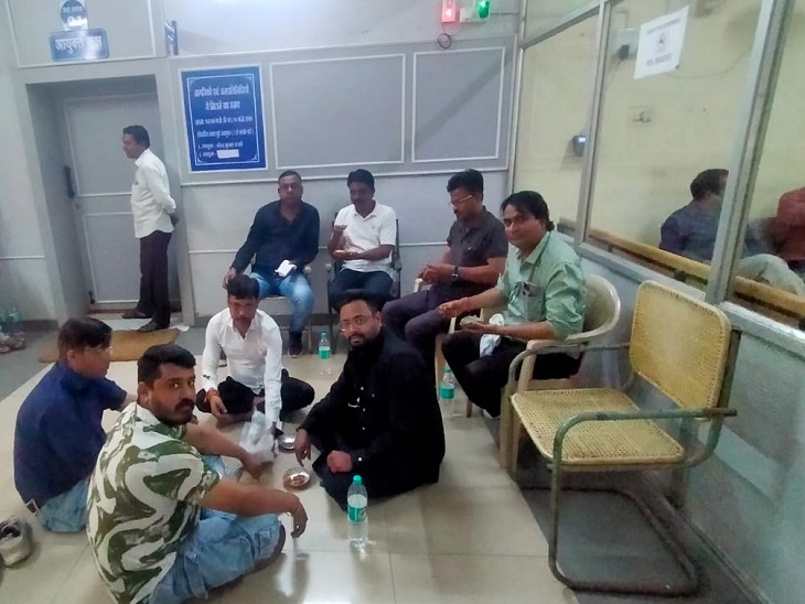आयुक्त कार्यालय के सामने धरने पर बैठे थे पार्षद वर्मा