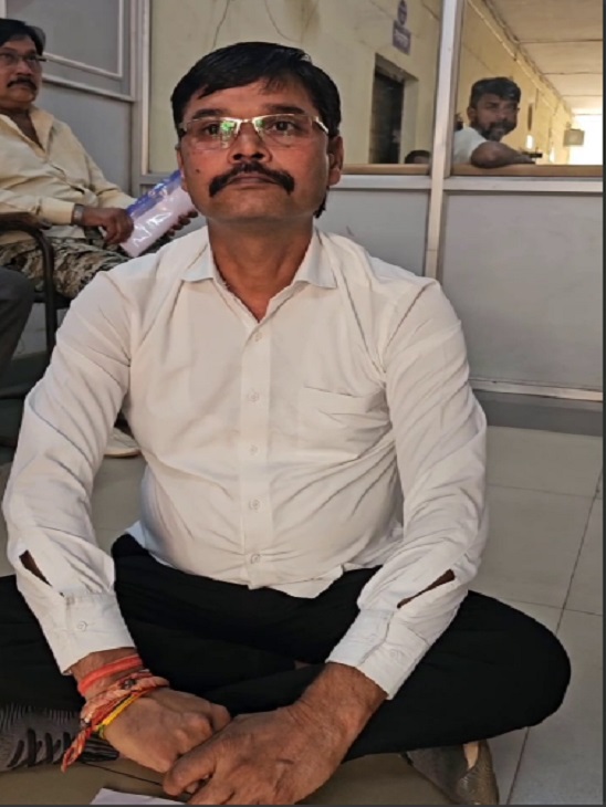 अकेले धरने पर बैठे एमआईसी मेंबर लालचंद वर्मा
