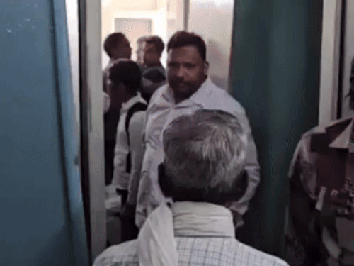 ਜਾਣਕਾਰੀ ਤੋਂ ਬਾਅਦ, ਬੱਸ ਸਟੈਂਡ 'ਤੇ ਦਫਤਰ ਵਿਚ ਫਾਰਮ ਲੈਣ ਲਈ ਪਹੁੰਚੇ.