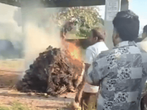 ਪਰਿਵਾਰਕ ਮੈਂਬਰ ਪਿੰਡ ਦੇ ਵਲਦੀਵ ਕਲੇਰਿੰਗ ਦੇ ਆਖਰੀ ਸੰਸਕਾਰ ਕਰ ਰਹੇ ਹਨ.