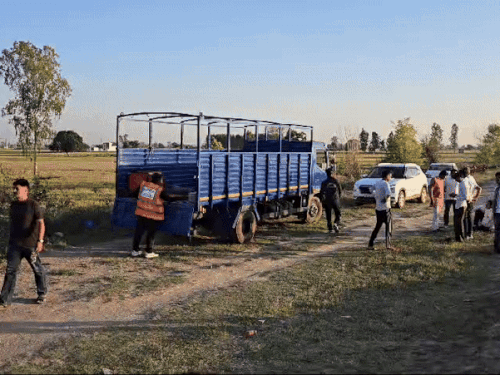 ਐਸਡੀਆਰਐਫ ਟੀਮ ਗੈਜੀਨੇਨਾ ਨਹਿਰ 'ਤੇ ਮਹਿੰਦਰ ਨੂੰ ਤੈਅ ਕਰਨ ਲਈ ਪਹੁੰਚੀ.