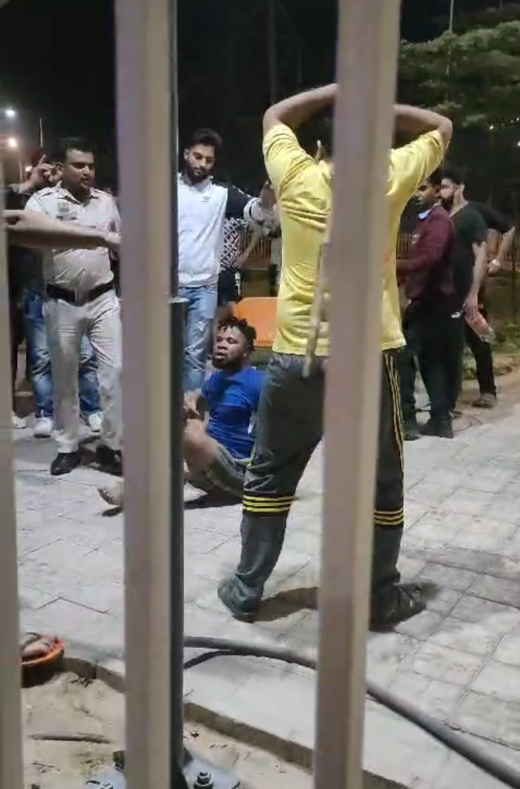 ਇਕ ਨੌਜਵਾਨ ਨੇ ਇਕ ਨੌਜਵਾਨ ਨੂੰ ਹਰਾਇਆ ਜਿਸ ਨੇ ਗੁਰੂਗ੍ਰਾਮ ਦੀ ਸੁਸਾਇਟੀ ਵਿਚ ਇਕ ਹੰਝੂ ਬਣਾਇਆ