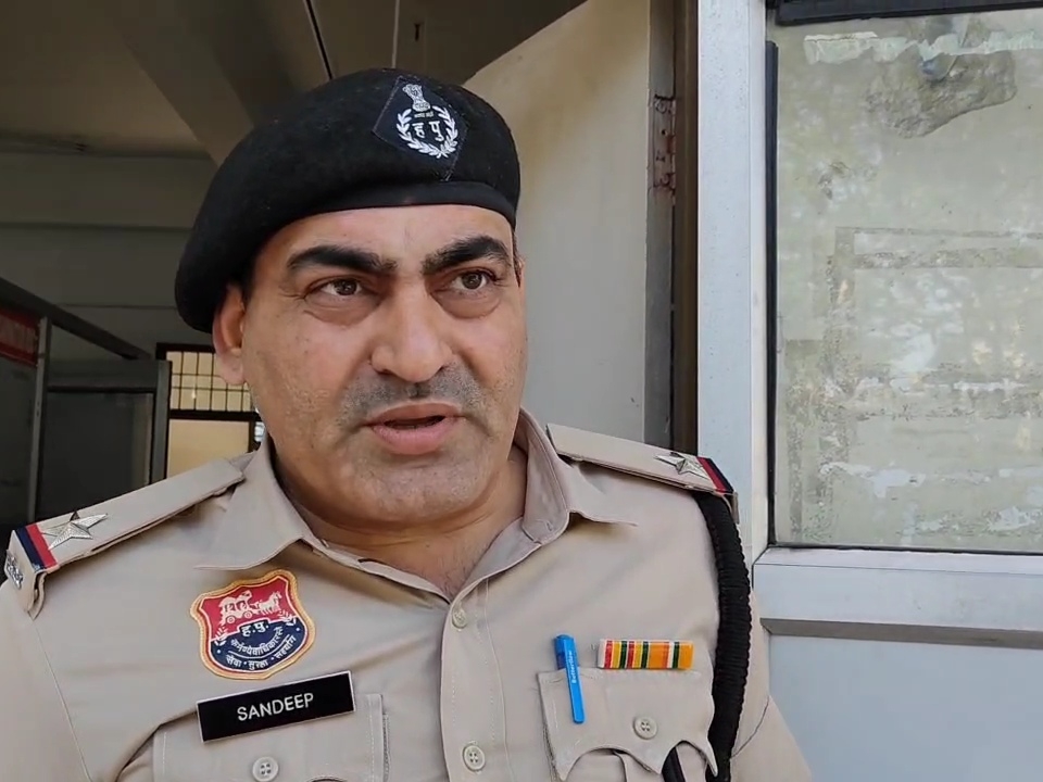 ਜਾਂਚ ਕਰਨ ਦੇ ਅਧਿਕਾਰੀ ਸੰਦੀਪ ਕੁਮਾਰ ਨੂੰ ਘਟਨਾ ਬਾਰੇ ਜਾਣਕਾਰੀ ਦਿੰਦੇ ਹੋਏ.