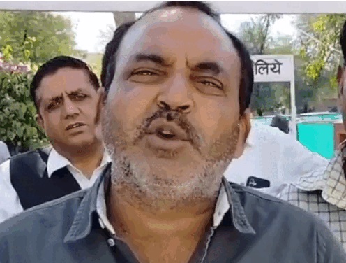 ਛੋਟੇ ਸਕੱਤਰੇਤ ਦੇ ਬਾਹਰ, ਪੰਚ ਨੇ ਮੁਅੱਤਲ ਕਰਨ ਤੋਂ ਬਾਅਦ ਪਸੰਦੀਦਾ ਪੰਚ ਨੂੰ ਚਾਰਜ ਦੇਣ ਲਈ ਰਾਏਪੁਰ ਧਾਨੀ ਦੇ ਸਰਪੰਚ ਨੂੰ ਦੱਸਿਆ.