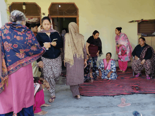 ਘਰ ਅਤੇ ਪਰਿਵਾਰਕ ਮੈਂਬਰਾਂ 'ਤੇ ਸੋਗ ਕਰਨਾ ਹਸਪਤਾਲ ਵਿੱਚ ਮੌਜੂਦ ਸੀ.