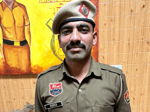 ਸਤਿਕਾਰਯੋਗ ਪੁਲਿਸ ਮੁਲਾਜ਼ਮ.