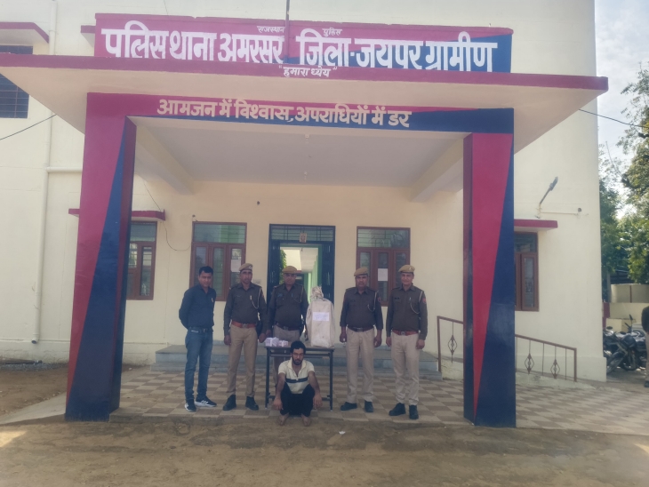 अमरसर थाना पुलिस की गिरफ्त में आरोपी सचिन यादव। पुलिस ने सचिन की निशानदेही पर दूसरे आरोपी सुरेंद्र को गिरफ्तार किया।