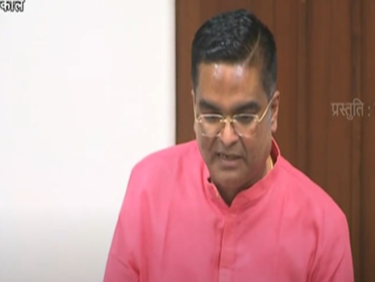 विधायक रिकेश सेन ने अपने इलाके में 100 बिस्तर अस्पताल की डिमांड की, जिसके बाद रमन सिंह ने उनके लहजे पर फटकार लगाई।