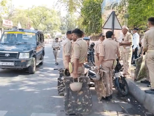 चौराहों पर मौजूद पुलिस बल के पास लाठी के साथ सेफ्टी जैकेट भी है। - Dainik Bhaskar