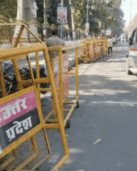 मुख्य रास्तों पर पुलिस ने बैरिकेडिंग और बल की संख्या बढ़ानी शुरू की।