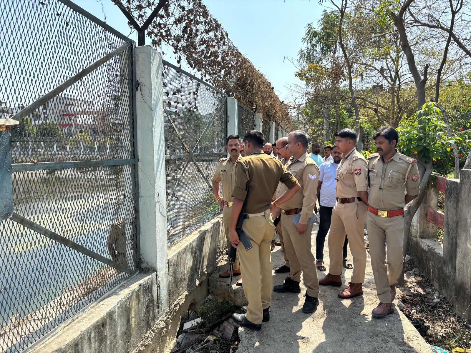 मौके से जांच करने पहुंची पुलिस टीम।