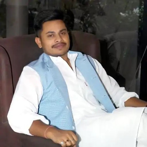 ਅਖਿਲੇਸ਼ ਸਿੰਘ ਨੇ ਮਹਾਰਾਜਜਜ ਤੋਂ ਆਪਣਾ ਸੋਆਕਸ਼ ਲਾਇਆ.