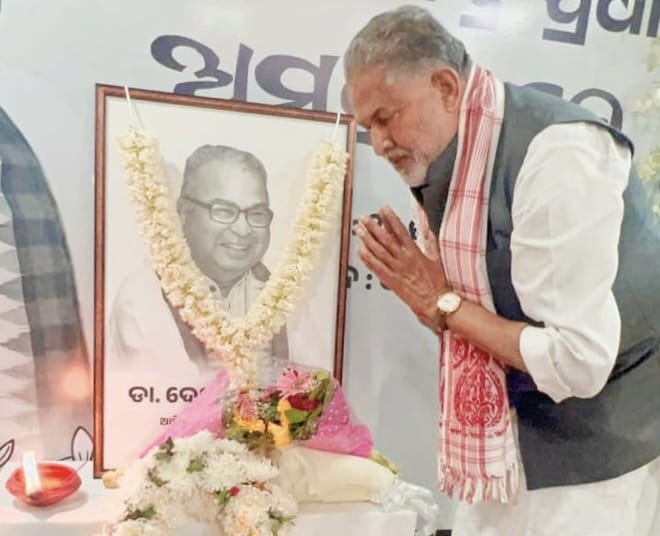 ਸਾਬਕਾ ਐਜੂਕੇਸ਼ਨ ਮੰਤਰੀ ਰਬਿਲਸ ਸ਼ਰਮਾ ਦੇਵੰਦਰ ਪ੍ਰਭਾਨਰਾ ਪ੍ਰਧਾਨ ਦੇ ਪਿਤਾ ਜੀ ਧਰਮ ਧਰਮਦਰੰਦਰ ਪ੍ਰਹਾਨ ਦੇ ਸਵਰਗੀ ਦੇਵੰਦਰ ਪ੍ਰਭਾਤ ਦੇ ਪੋਰਟਰੇਟ ਨੂੰ ਅਦਾ ਕਰਦੇ ਹੋਏ