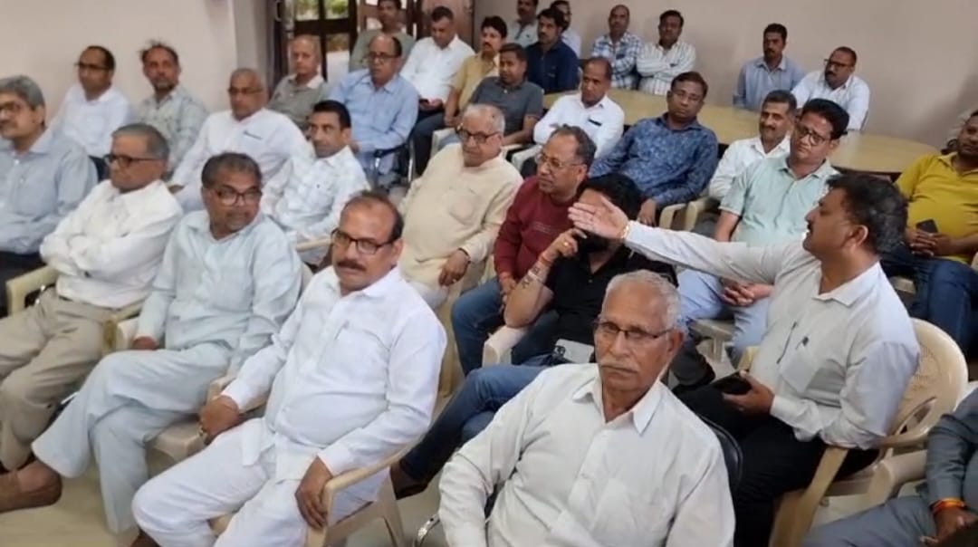 ਕਾਰੋਬਾਰੀ ਐਸਡੀਐਮ ਦਫਤਰ ਵਿੱਚ ਗੱਲਬਾਤ ਲਈ ਬੈਠਾ ਹੈ