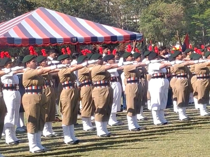 परेड के बाद शपथ लेती एनसीसी की प्रशिक्षणार्थी