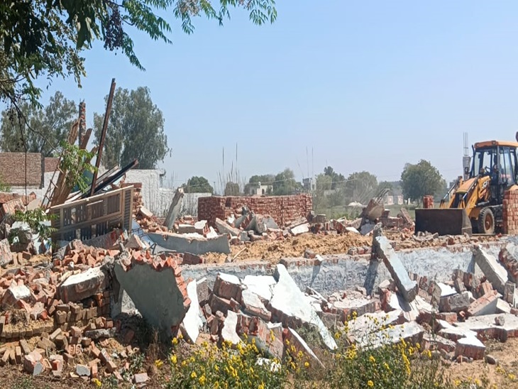 गांव कुताना में अवैध निर्माण को तोड़ते हुए बुलडोजर।