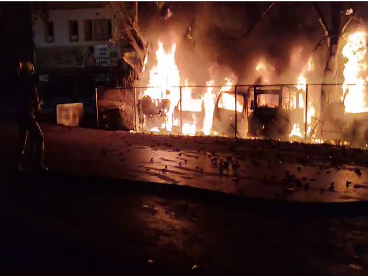 गैरेज में कार जलती हुई और उसे बुझाते दमकल कर्मी - Dainik Bhaskar