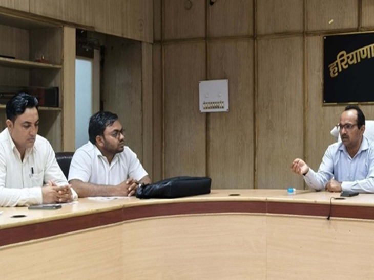 ਹਰਿਆਣਾ ਸਕੂਲ ਸਿੱਖਿਆ ਬੋਰਡ ਵਿਖੇ ਆਯੋਜਿਤ ਵਰਕਸ਼ਾਪ ਵਿਖੇ ਵਿਸ਼ਾ ਮਾਹਰਾਂ ਨਾਲ ਸਲਾਹ ਕਰਦੇ ਹੋਏ, ਭਿਵਾਨੀ, ਬੋਰਡ ਦੇ ਪ੍ਰਧਾਨ ਪ੍ਰੋਫ ਕੈਂਸਰ (ਡਾ.) ਪਵਨ ਕੁਮਾਰ