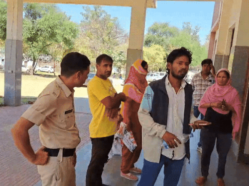 ਇਸ ਘਟਨਾ ਤੋਂ ਬਾਅਦ ਸਿਵਲ ਹਸਪਤਾਲ ਵਿੱਚ ਮੌਜੂਦ ਜ਼ਖਮੀ ਦੇ ਪਰਿਵਾਰਕ ਮੈਂਬਰ ਅਤੇ ਪੁਲਿਸ ਕਰਮਚਾਰੀ.