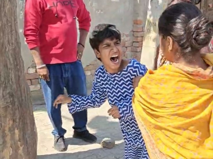 ਡਿਵਯਾਂਗ ਲੜਕੀ ਨੂੰ women's ਰਤਾਂ ਦੇ ਫੜਨ ਤੇ ਚੀਕਣਾ.
