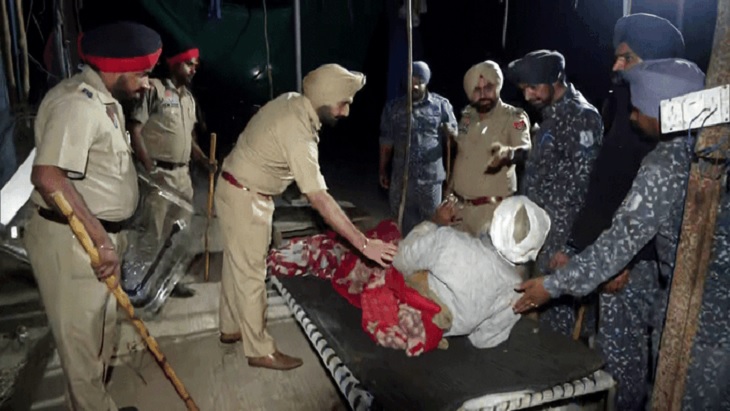 ਬਜ਼ੁਰਗ ਕਿਸਾਨ ਨੂੰ ਪੁਲਿਸ ਨੇ ਹਿਰਾਸਤ ਵਿੱਚ ਲਿਆ ਸੀ.